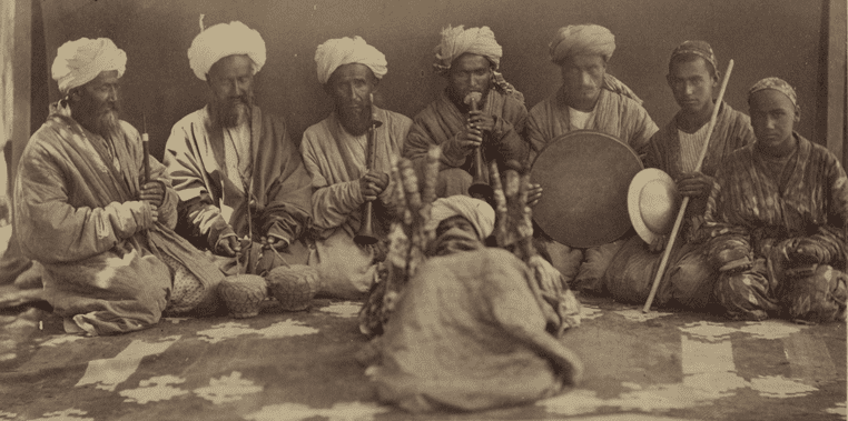 Ансамбль с бачой в южной части Центральной Азии, 1865 - 1872 г.г. Музыканты играют на нагаре, сорне, дойре.