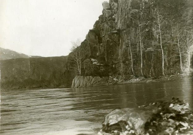 Трескин притор на реке Бухтарма ниже деревни Быковой. 1912 - 1914 г.г. Фотография А. Н. Белослюдова.
