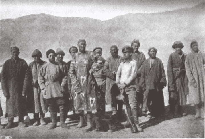 Группа, снятая во время пребывания на Памирском посту. Фотография С. Гедин. 1893 год. Третья фигура слева татарин Куль Маметыев, участвовавший в первом восхождении на Мустаг-ату.