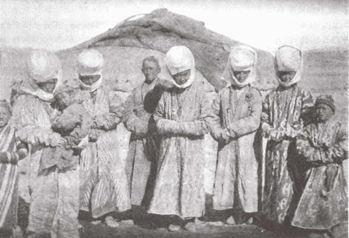 Замужние женщины-киргизки из Мургабского аула. Автор фотографии неизвестен. Конец XIX начало XX века.