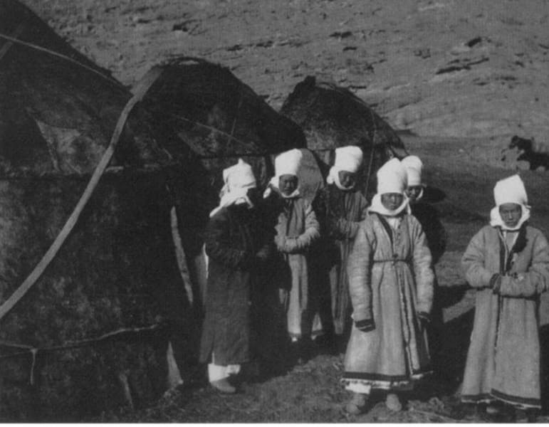 A group of Kyrgyz women in a nomadic aul. Photo by Ellsworth Huntington, 1903.
