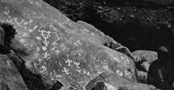 Камень у Лангар-Гишт с высеченными на нем знаками.