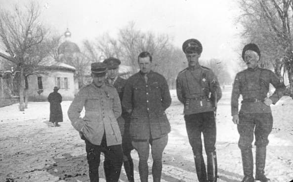 Станица Урджарская. Атаман Анненков с гостями - представителями французских интервентов, откомандированными в поездку по Южному Уралу, Тургайской степи, Юго-Западной Сибири и Семиречью. Декабрь 1919 год.