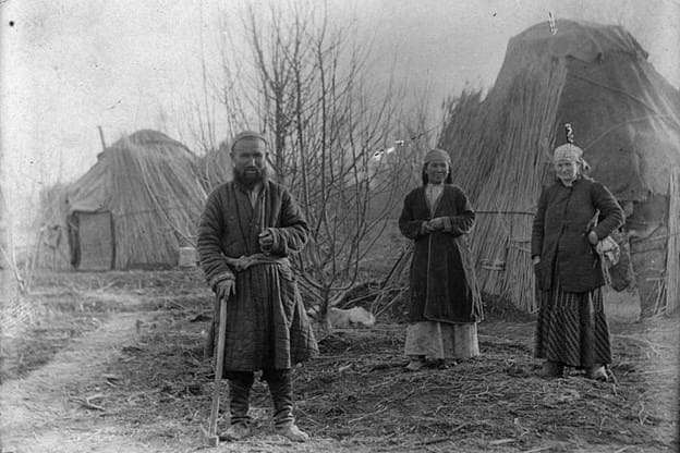 П. И. Ливотов. Станица Сергиопольская. Колчина (жена учителя) и ее соседи таранчи (уйгуры). 1911 год.
