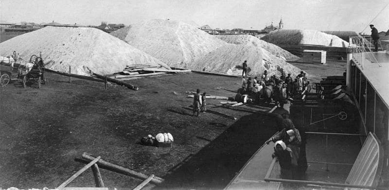 В. В. Сапожников. Бугры коряковской соли у пристани. 1913 год.