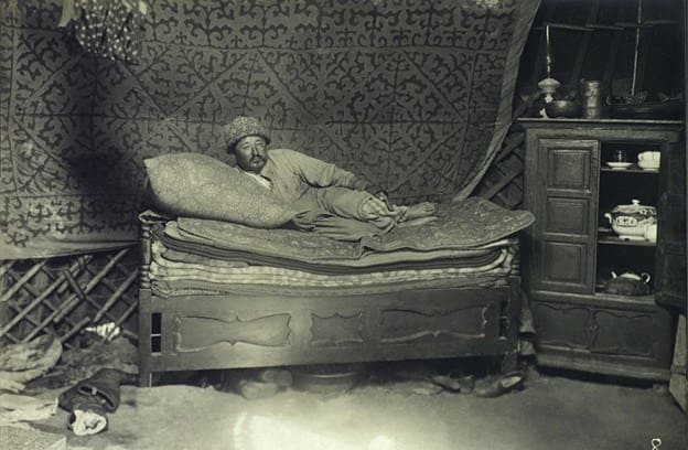 С. М. Дудин. Пикет Карасорский. Внутренний вид юрты. 1899 год.