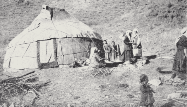 Жители Семиречья по пути из Верного в Кульджу. Фотографии Wilfred Skrede  "Китай и Центральная Азия", Лондон, 1926 год. Roay Geographical Society.