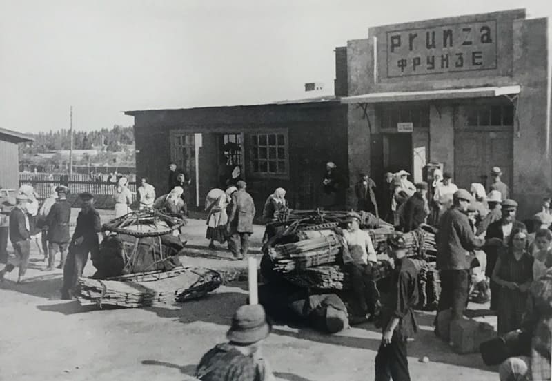 Арабский алфавит исчез между 1932 и 1943 годами. Книги на арабском языке были уничтожены, и в 1942 году была принята кириллица. Железнодорожная станция Фрунзе. 1932 год.