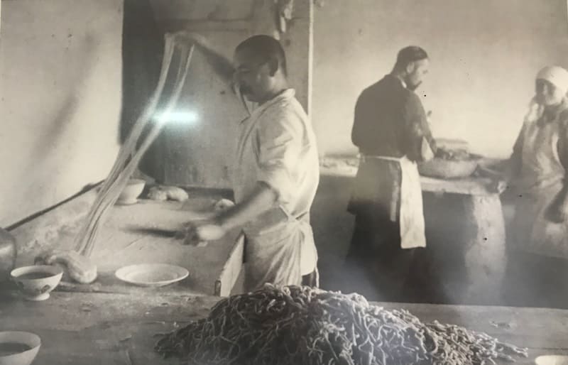 Готовят дунганскую лапшу. «Ресторан» в Покровке (Кызыл-Суу). 1932 год.