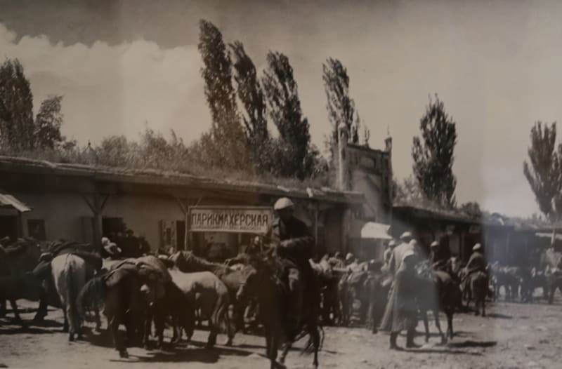 Перед парикмахерской. Каракол. 1932 год.