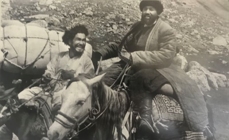Караван, везущий шерсть по дороге с перевала Джууку. 1932 год.