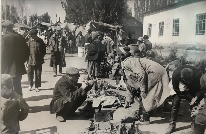 Улица сапожников в старом городе. Слева: сапоги всадников-туркменов. Самарканд. 1932 год.