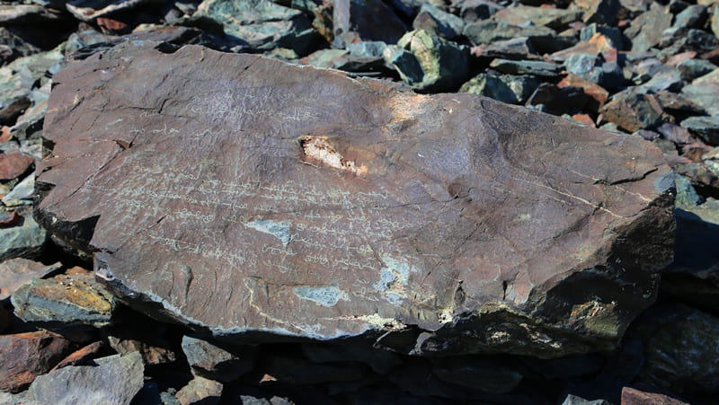 Камень-копия с надписью Тимура на горе Алтын-Шокы. Улытауский район одноименной области. 2023 год.