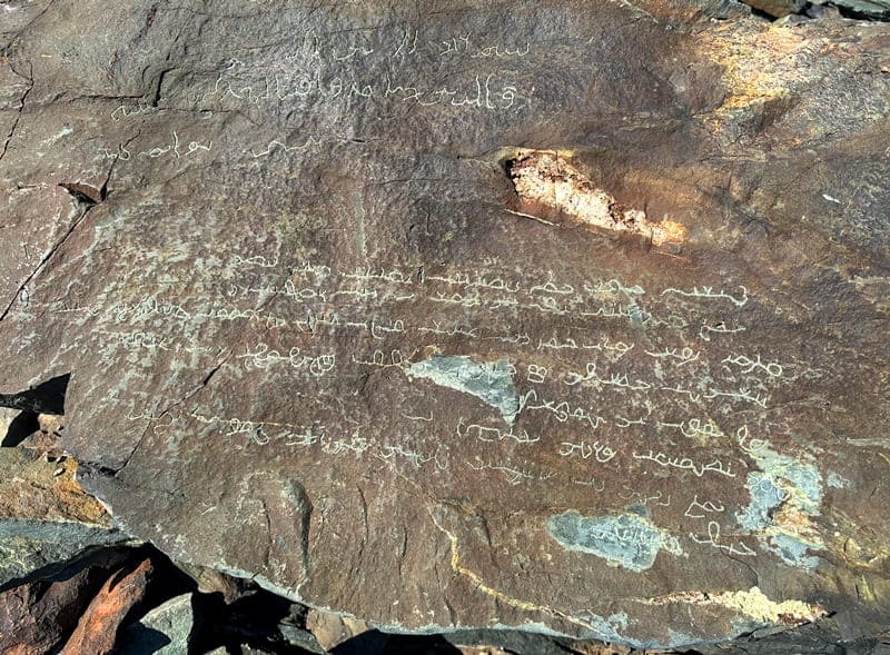 Надпись Тимура на камне. Гора Алтыншокы. Улытауский район одноименной области. 2023 год.