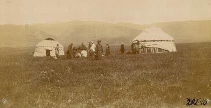 Виды Зайсанского уезда. Горы Сар-тау близ озера Марка-Куля. Фотография Н. П. Кирьянова.