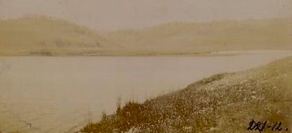 Виды Зайсанского уезда. Исток реки Кальджир из озера Марка-Куля. Фотография Н. П. Кирьянова.