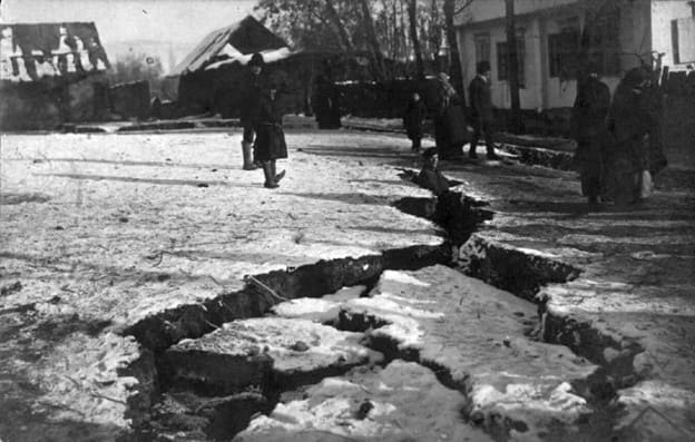 Вид улицы в г. Верном после землетрясения.