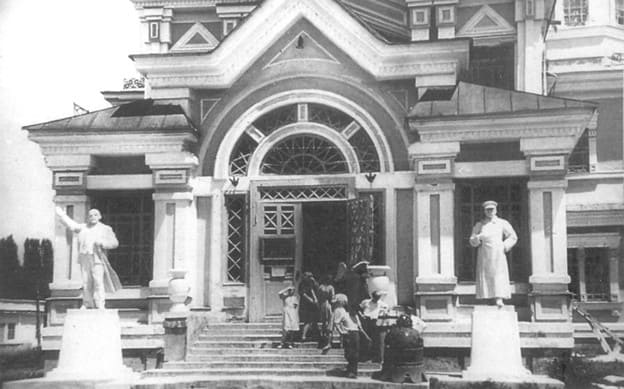 Алма-Ата. Казакский центральный краевой музей. 1932 год. (Музей размещался в здании Вознесенского собора с 1930 по 1985 годы. По словам В. Н. Шнитникова, значительная часть зоологических коллекций Семиреченского областного музея бесследно пропала и, таким образом, в фонды нового музея не вошла).