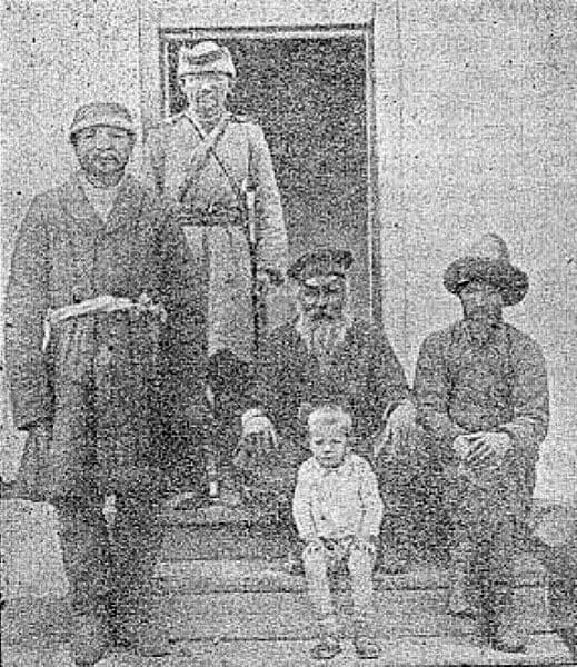 Кудакельды (стоит на нижней ступеньке), Скударнов (посредине) и Садырбек (сидит рядом).
