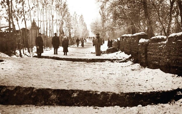Улица в городе Верном после землетрясения 21 декабря 1910 года.