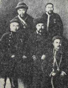 Портрет Мусы Чорманова (в центре). Фотография Кесслера.