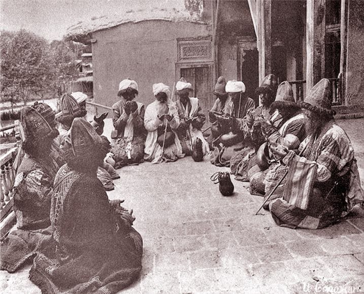 A community of dervishes-kalandars at prayer. Turkestan region (Samarkand). Photo from the late XIXth century. Photographer unknown.