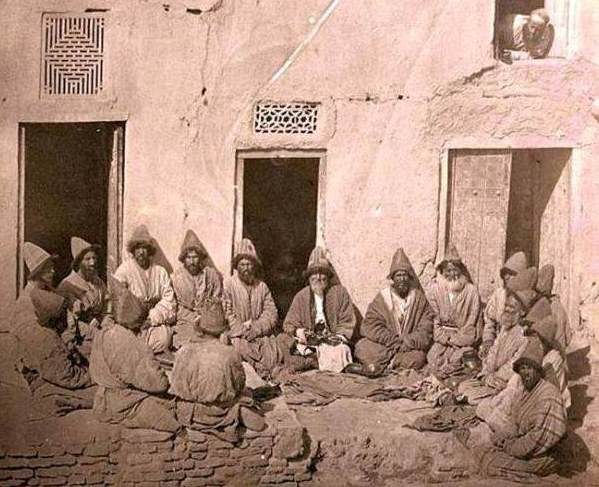 A community of dervishes-kalandars. Samarkand. 1871-1872. Distribution of the daily alms collected within the community. From the Ethnographic part of the Turkestan Album.
