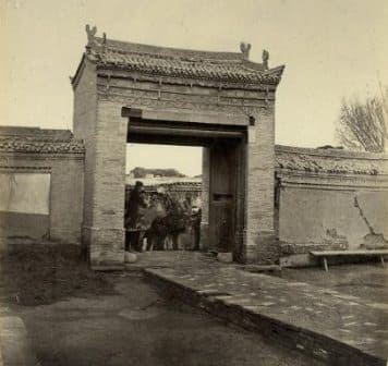 Суйдун. Городские ворота. Фото Н. А. Крекова, 1871 г. Фото с https://rus-turk.livejournal.com/797791.html