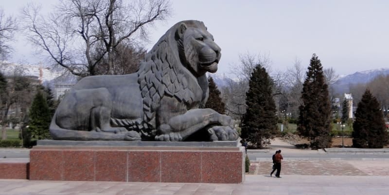 Памятник душанбе. Таджикистан статуя Самани. Памятник Исмоили Сомони в Худжанде. Худжанд памятник Самани.