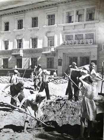 Stalinabad, the morning of September 6, 1947. Students of the Tajik State Medical Institute on the construction of the square named after the 800th anniversary of Moscow.