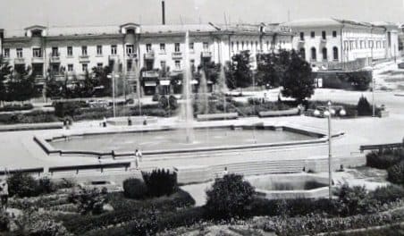 Stalinabad, 1960, architects - D. Bilibin, H. Yuldashev. Square named after the 800th anniversary of Moscow. Old photographs of Dushanbe - this may be the best textbook in the education of young Dushanbe residents, and adults too, as respect for the work of our ancestors, the cultural urban environment that they created and left us as a legacy.