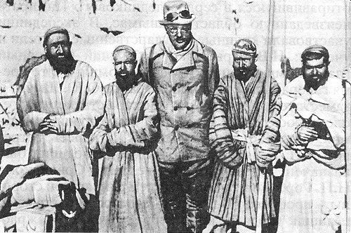 Н.П. Горбунов - начальник Таджикско-Памирской экспедиции 1932 г. с местными жителями.