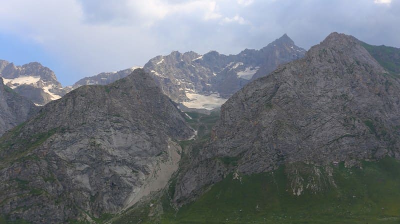 The Gissar Range (Tajik: Қаторкуҳи Ҳисор, Uzbek: Hisor tizmasi) is a mountain range in Central Asia, in the western part of the Pamir-Alay mountain system (in Uzbekistan and Tajikistan), located between the Zeravshan and Amu Darya river basins.
