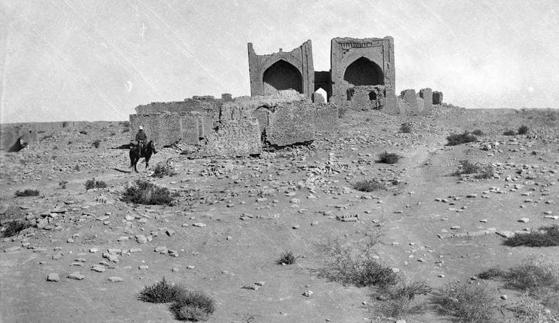 Айваны Асхабов. 1890 г. Фотография Поля Надара (1856-1939 г.г.), французский фотограф, сын знаменитого портретиста Феликса Надара. В 1890 году он был приглашён российскими властями для документирования маршрута Транскаспийской железной дороги и международной выставки в Ташкенте. За время поездки фотограф посетил Узун-Аду, Туркменабат, Мерв и Ашхабад, сделав более двухсот снимков страны.