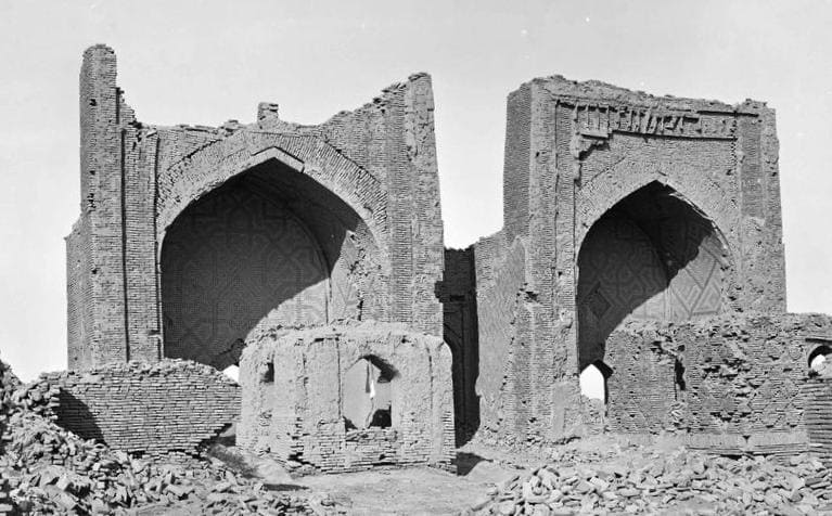 Айваны Асхабов. 1890 г. Фотография Поля Надара (1856-1939 г.г.), французский фотограф, сын знаменитого портретиста Феликса Надара. В 1890 году он был приглашён российскими властями для документирования маршрута Транскаспийской железной дороги и международной выставки в Ташкенте. За время поездки фотограф посетил Узун-Аду, Туркменабат, Мерв и Ашхабад, сделав более двухсот снимков страны.