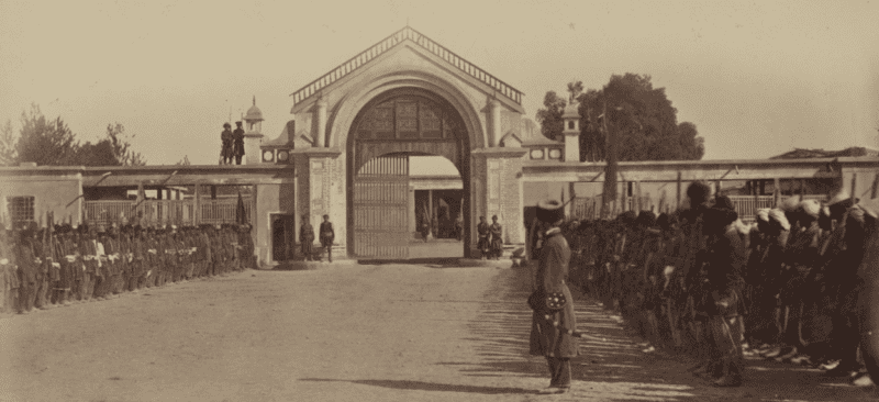 Ворота дворца. Андижан. Фотография 1871-1872 годов включена в этнографическую часть «Туркестанского альбома».