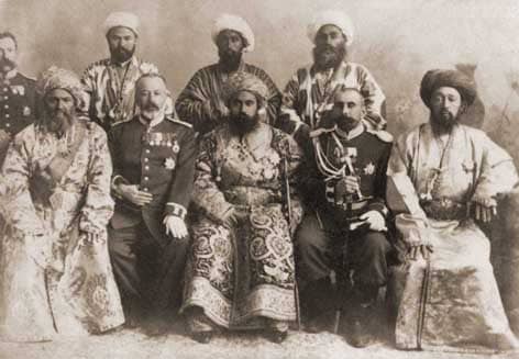 Сеид Абдулахад-хан (сидит в центре), девятый эмир Бухары из династии Мангытов, правивший с 1885 по 1910 год.  На фото эмир представлен в окружении своей свиты и представителей Российской империи. В период его правления Бухарский эмират находился под протекторатом России, и Абдулахад-хан поддерживал тесные связи с императорским двором. Слева и справа от эмира сидят офицеры русской армии в парадной форме с многочисленными наградами.  Он отменил рабство в эмирате, запретил пытки и провел реорганизацию армии. Эмир часто посещал Санкт-Петербург, был почетным членом Крымско-Кавказского горного клуба и имел высшие ордена Российской империи. После его смерти в 1910 году трон занял его сын, Сейид Алим-хан, ставший последним эмиром Бухары.