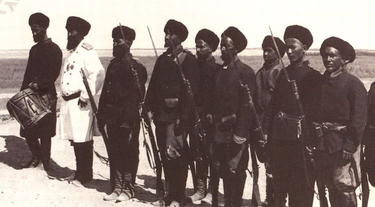 Взвод бухарской эмиратской армии перед падением Бухарского эмирата. Фото неизвестного мастера, начало XX в. Фотография связана с Бухарской операцией 1920 года во время Гражданской войны в России.  Фотография иллюстрирует исторический момент перехода власти от эмира к советским войскам.