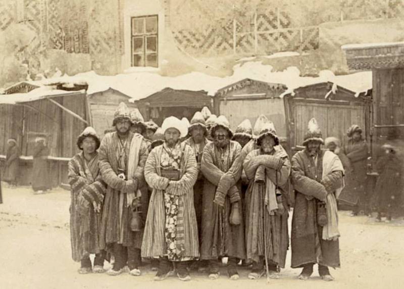 Dervishes-kalandar. Winter. Samarkand. Photo of the late XIXth early XXth century.