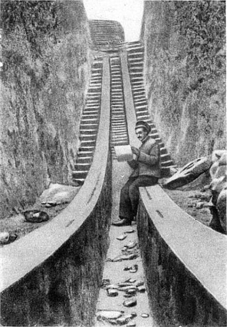 Фотография была сделана во время первых археологических раскопок под руководством археолога В. Л. Вяткина, который и обнаружил остатки обсерватории. Издавалась в том числе в серии «Открытки Туркестана» изданием «Знание». Фотограф Полякова. 1908 год. На фото видна сохранившаяся в траншее часть дуги инструмента радиусом около 40 метров. Человек, сидящий на краю дуги и изучающий записи, вероятнее всего, сам руководитель раскопок Василий Лаврентьевич Вяткин.