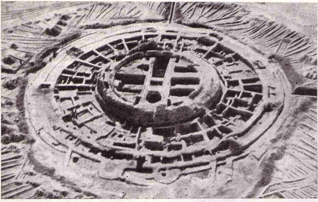 Кой-Крылгаи кала. Снимок с самолета; сделан в 1957 г. после завершения раскопок. На переднем плане остатки предвратных укреплений