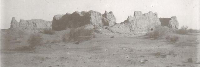 Teshik kala, general view of the fortress. Berkut-Kalinsky oasis. 1938 Photo by E.A. Polyakova