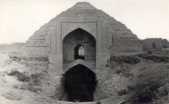 Сардоба Рабат-и Малика, портальный вход, ХI – ХII в.в. (снимок 20-х годов ХХ века).