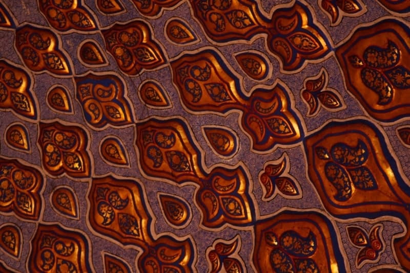 Позолоченные росписи на стенах внутри мавзолея Гур-Эмир.