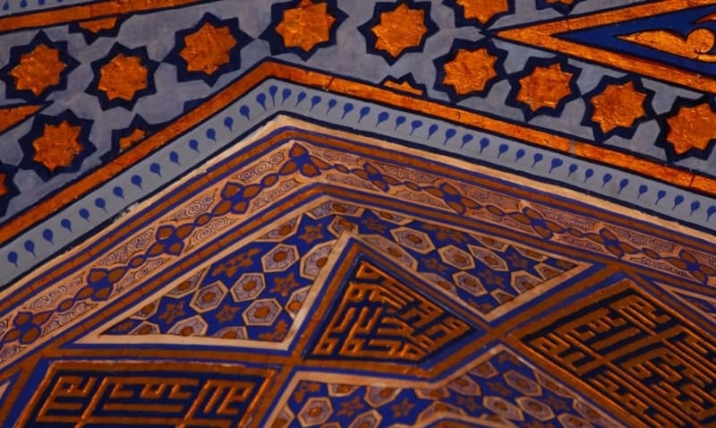 Позолоченные росписи на стенах внутри мавзолея Гур-Эмир.