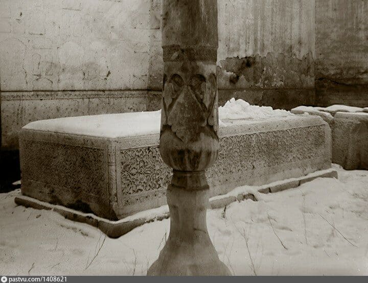 "Кук-таш" – тронный камень эмиров в бывшей крепости. 1935 г. Автор: Котовский В.И. Фотография из Самаркандского Государственного объединенного историко-архитектурного и художественного музея-заповедника г. Самарканда. Автор фотографии неизвестен.