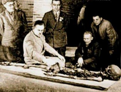 The photograph shows a Soviet scientific expedition opening the tomb of Tamerlane (Amir Timur) in the Gur-Emir Mausoleum in Samarkand in June 1941. The photo shows key members of the expedition and the remains of the great conqueror: Mikhail Mikhailovich Gerasimov, a renowned Soviet anthropologist and sculptor (he is seen bending over the remains in the photo). It was he who later reconstructed Tamerlane's legendary appearance from the skull. Tashmukhamed Niyazovich Kary-Niyazov, chairman of the government commission and academician (man in a suit, center). Malik Kayumov, a cameraman who filmed the process (young man on the right). Alexander Semenov, an orientalist and translator, was also part of the group.