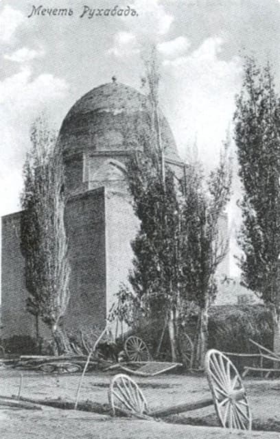 Мавзолей шейха Бурхан ад-дина Сагарджи (Рухабад). Сооружено в 80-е годы XIV века. 1903 г. Источник: «Письма о Ташкенте.». Автор фотографии неизвестен.