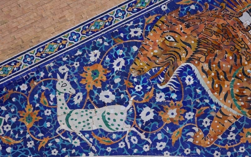 The madrasah's decorative design makes extensive use of glazed bricks, majolica, and kashin mosaics.