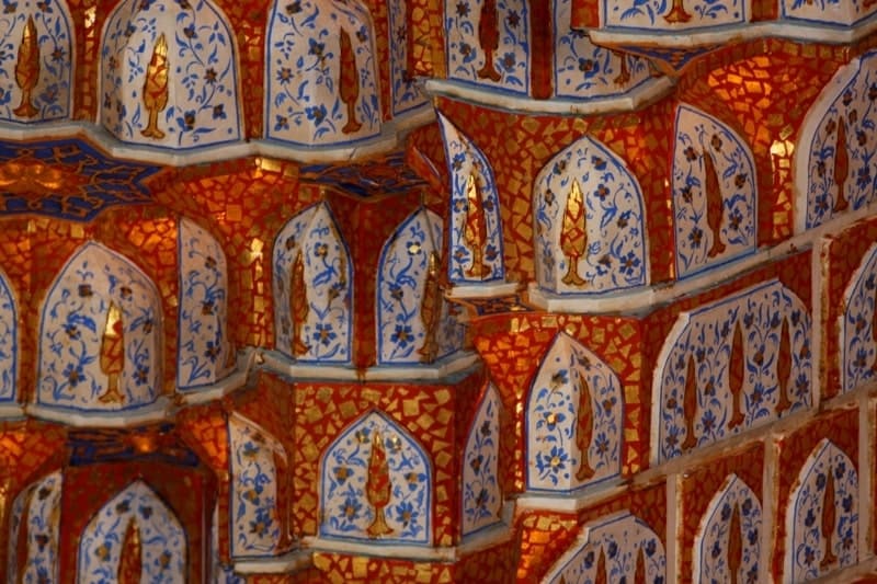 Paintings in the Tillya-Kari Madrasah. The ornamentation includes muqarnas (stalactite vaults) and calligraphic inscriptions, although the latter are difficult to discern.